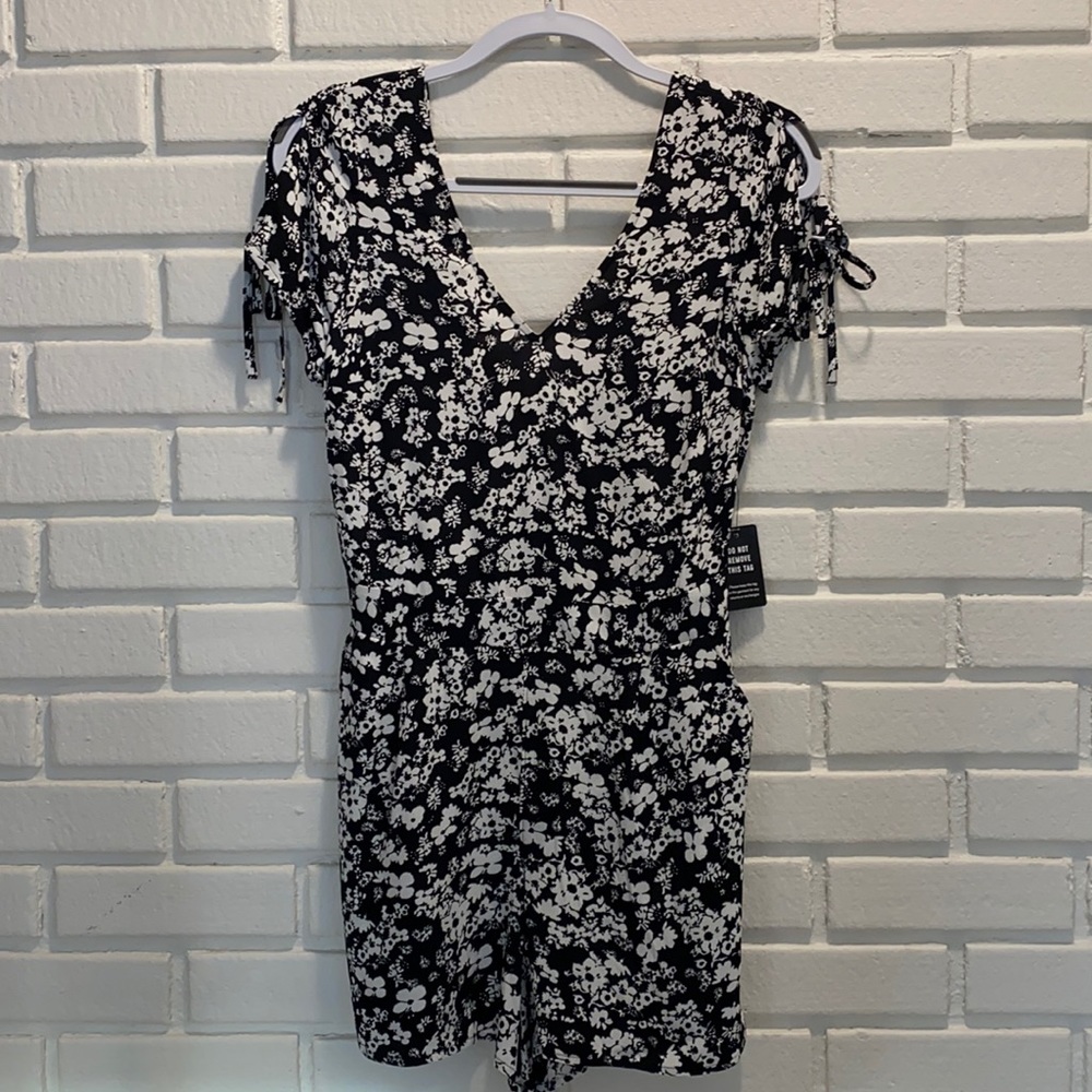 NEW Express Black and White Floral Romper Size 4